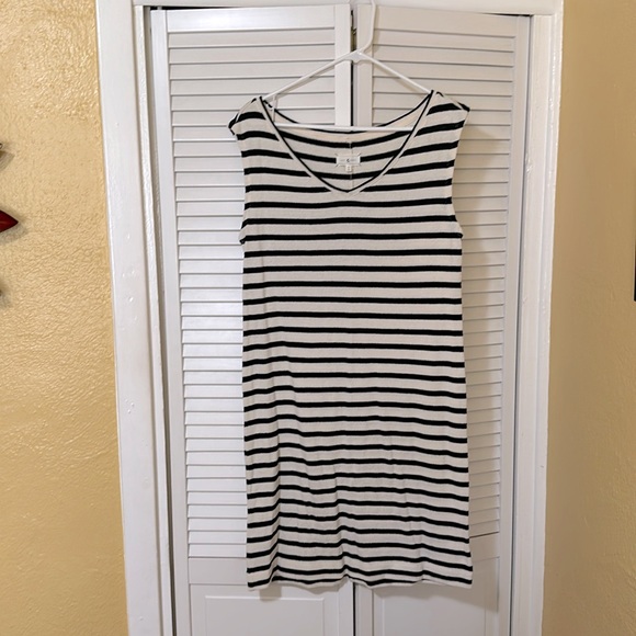 LOFT Dresses & Skirts - Loft white/blue striped dress. Size M